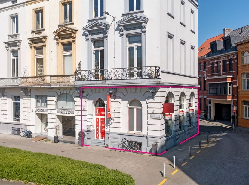 In dit karaktervolle herenhuis te Gent bevindt zich deze klassevolle, volledig ingerichte kantoorruimte met een totale oppervlakte van 198m². Het here