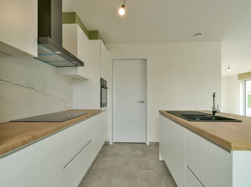 In het landelijke Wijnendale (Torhout) bevindt zich deze prachtig afgewerkte nieuwbouwwoning met vier volwaardige slaapkamers. Dankzij de uitstekende