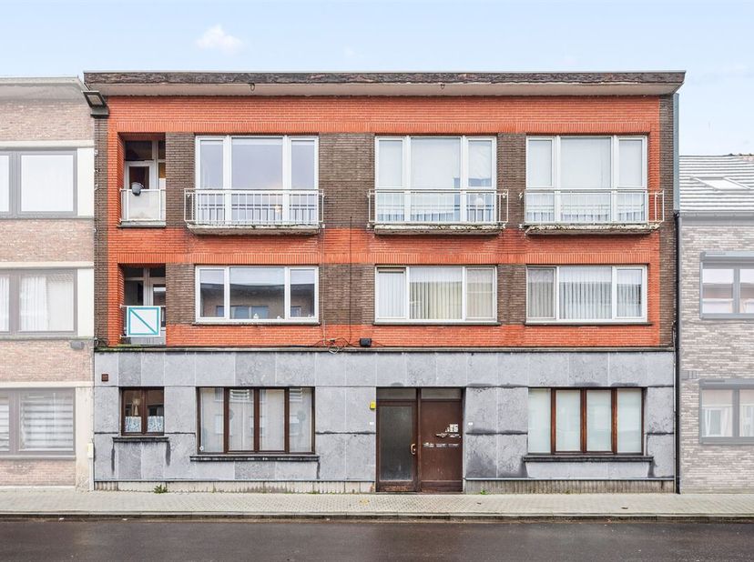 Dit zonnige appartement biedt comfortabel wonen met lage maandelijkse kosten in een kleine residentie. De twee kamers bevinden zich aan de achterkant,