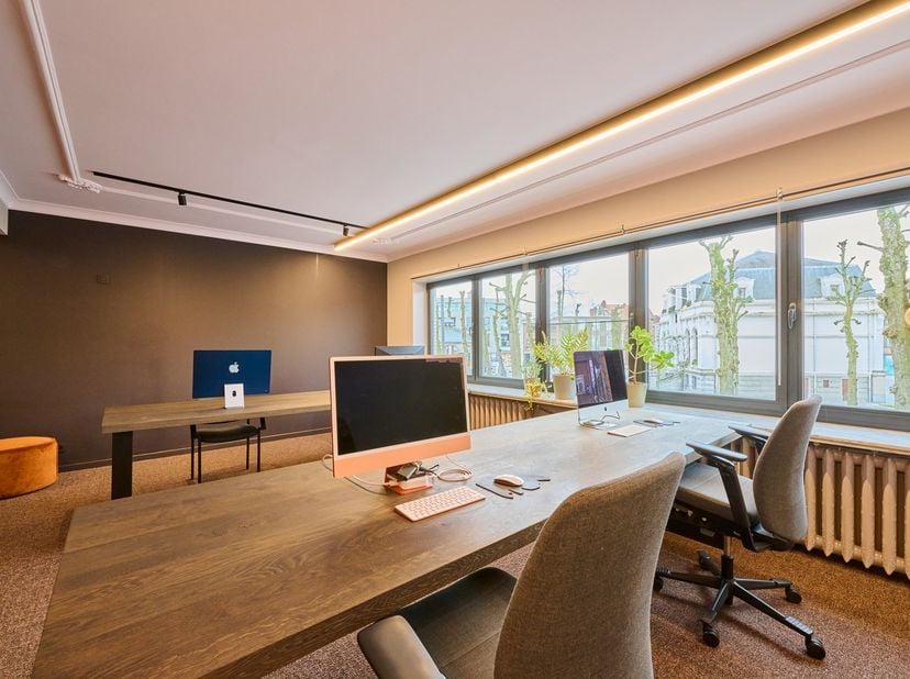 Perfect onderhouden fraai afgewerkt appartement gelegen op de eerste verdieping met zicht op het marktplein met aangename leefruimte, aparte volledige