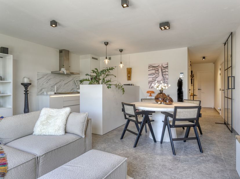 Welkom in dit recent gebouwde appartement (2019), een plek waar modern comfort en een warme sfeer samenkomen. &lt;br /&gt;
Bij binnenkomst word je meteen ve