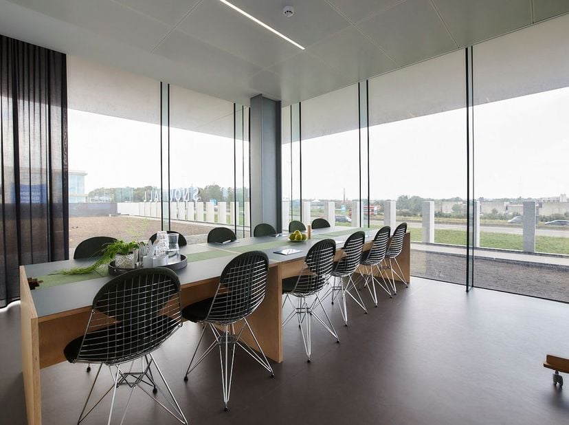 Magnifiek gelegen kantoorruimte van 400 m² te huur met een unieke visibiliteit van de E17 te Harelbeke, vlak naast op- en afrit 3 Kortrijk-Oost. De in