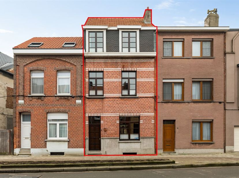 Karaktervolle woning met 4 (mog.6) slaapkamers en leuke tuin!&lt;br /&gt;
Ligging: Deze op te frissen woning is centraal en gunstig gelegen nabij de Bredaba