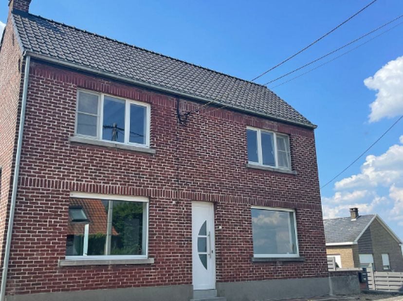 In het landelijke Zwalm bieden wij deze ruime halfopen bebouwing te huur aan, gelegen in een rustige en groene omgeving. De woning beschikt over een z