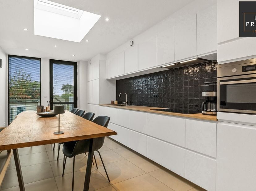 Unique Properties verkoopt deze prachtige renovatienieuwbouw woning, met hoogwaardige afwerking en uitstekende energiescore.&lt;br /&gt;
Bij de complete ren