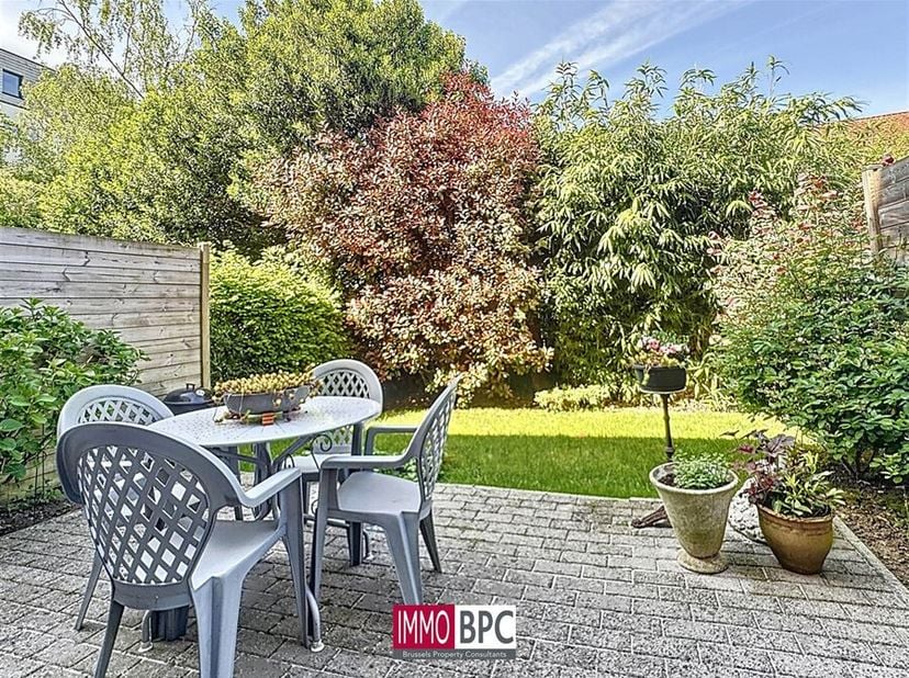 Cette charmante maison située dans le calme de Berchem-Sainte-Agathe combine avec aisance confort et élégance. Avec une surface habitable de 194 m² su