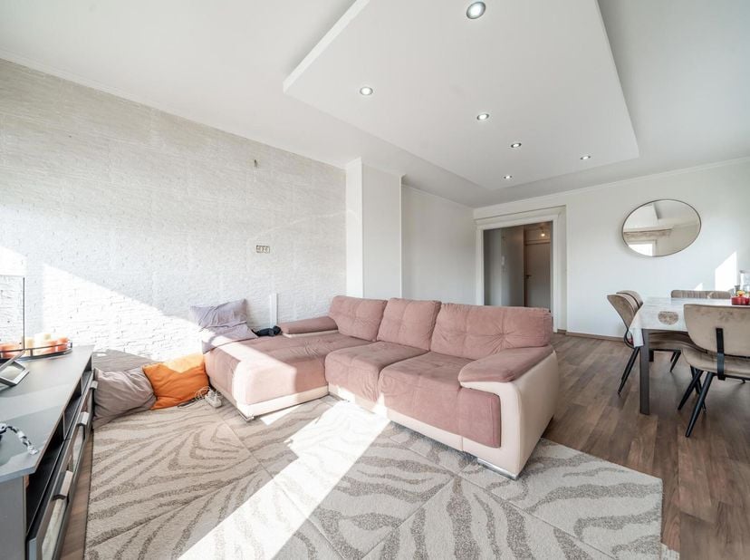 Licht appartement met 2 slaapkamers in een gebouw dicht bij alle voorzieningen en met gemakkelijke toegang tot de toekomstige tramlijn en de Eco-wijk.