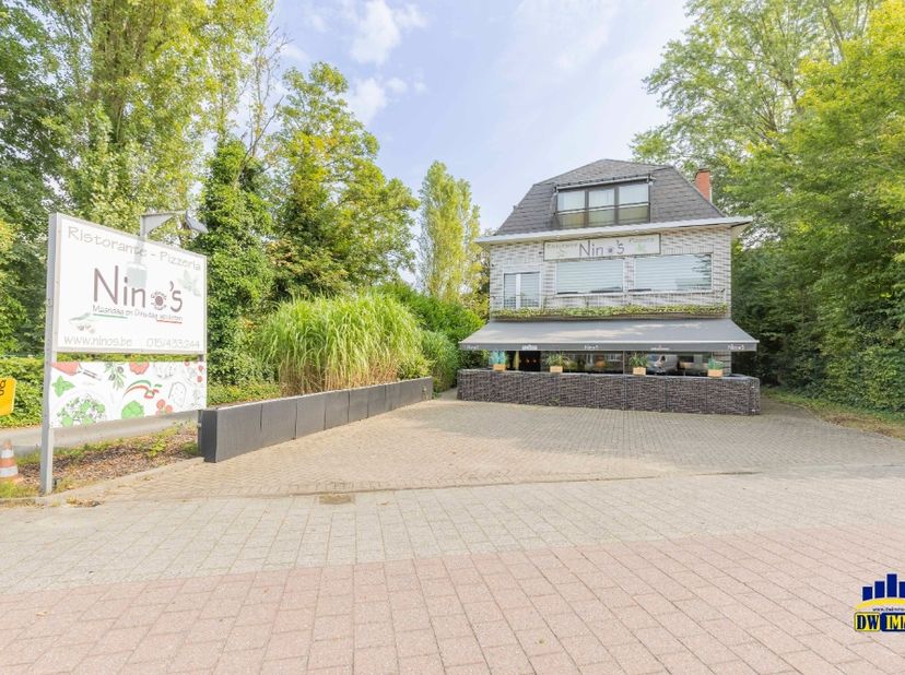 Bent u op zoek naar een unieke kans om een goedlopende zaak over te nemen? Dit ruime Italiaanse restaurant, gelegen langs een drukke baan in Mechelen,