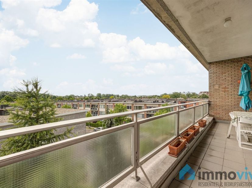 Dit kwaliteitsvol en ruim appartement met 2 slaapkamers is gelegen in de Buizegemwijk, nabij het Sint-Goriksplein. In de onmiddellijke omgeving vindt