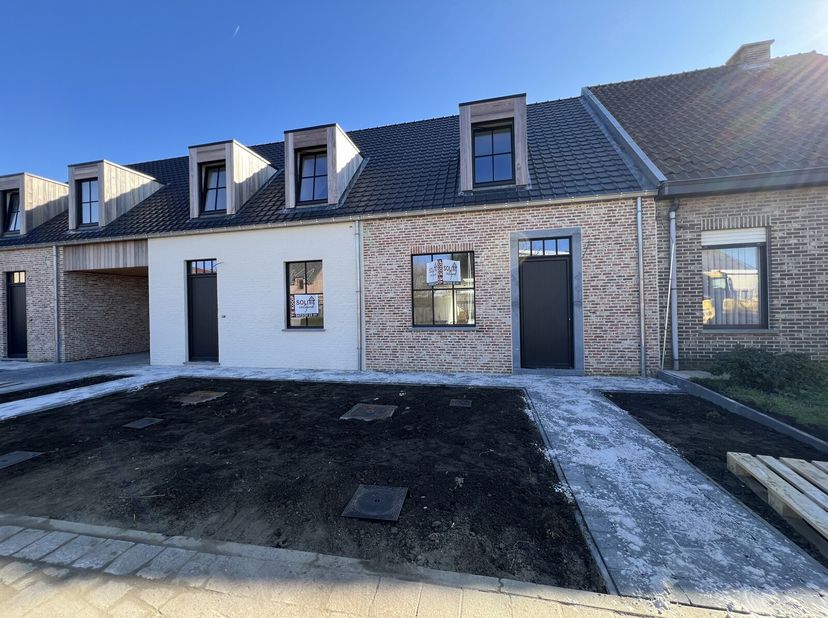 REEDS 1 WONING VERKOCHT!&lt;br /&gt;
Nieuwbouwwoning met 2 slaapkamers, terras, tuin, carport en weiland (317m²). Mogelijkheid tot aankoop aan 6% BTW mits v