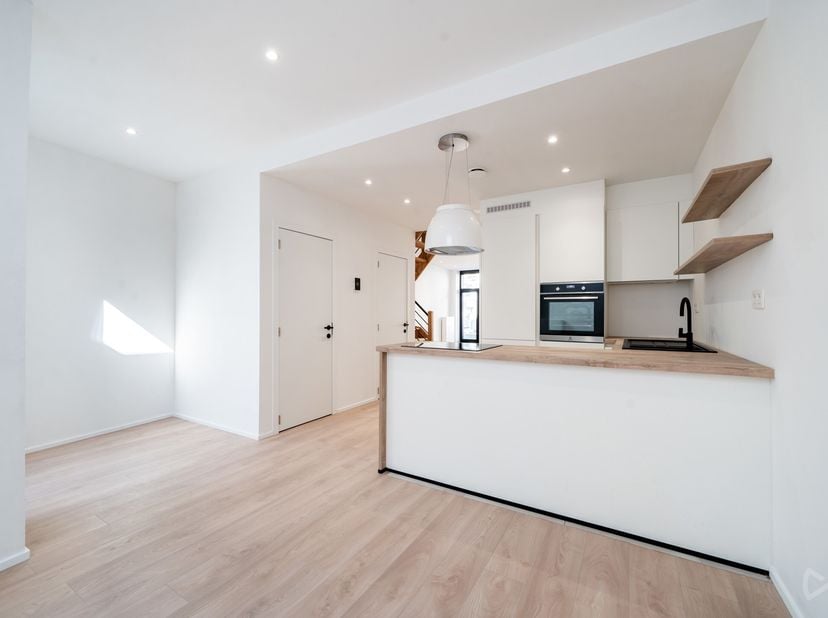 VENTE SOUMISE AU RÉGIME DE LA TVA&lt;br /&gt;
We Invest Mons a le plaisir de vous proposer ce superbe Duplex trois chambres entièrement rénové, idéalement s