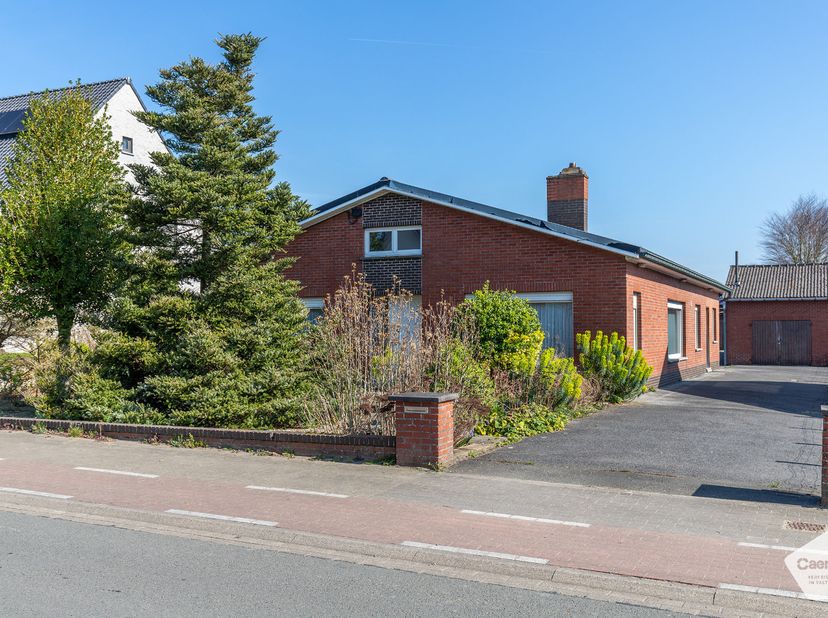 UITNODIGENDE BUNGALOW omwille van zijn locatie en ruimte met ZONOVERGOTEN TUIN op een perceel van 1238 m². Door de rust krijgt U hier onmiddellijk een