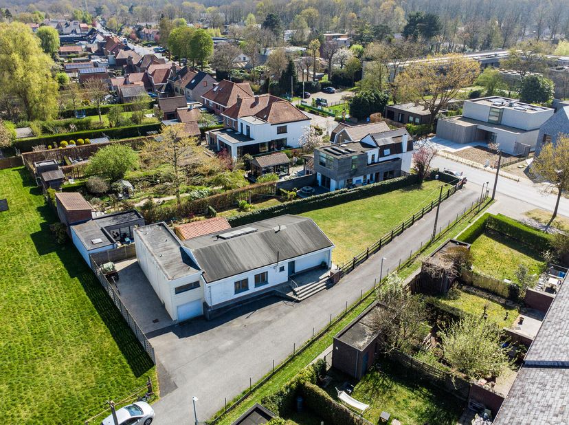 Cette maison individuelle de plain-pied située le long du Brieversweg a été construite sur un terrain bien orienté de 955 m² (composé de 2 parcelles: