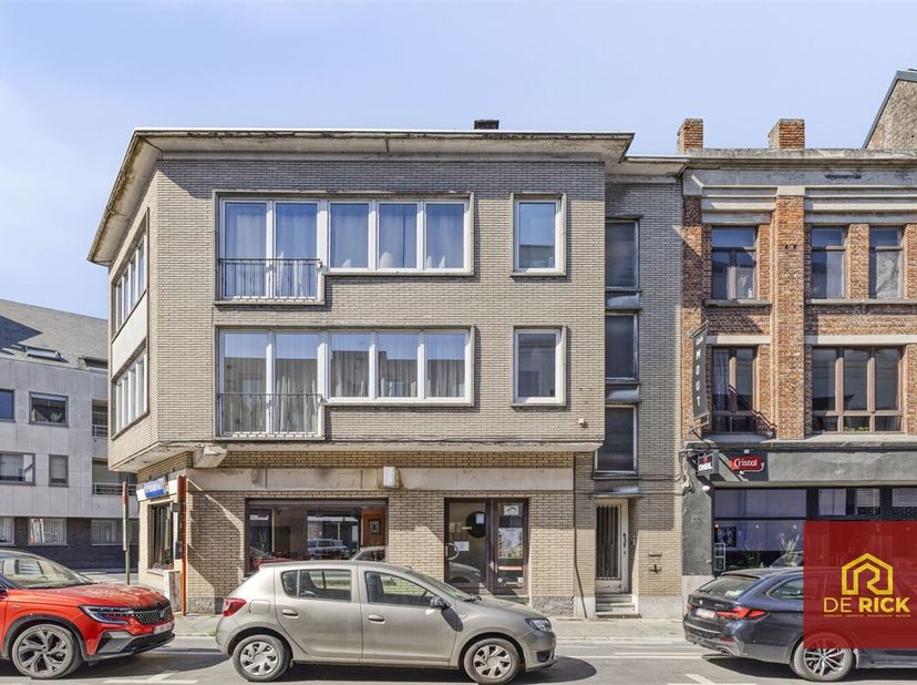 Cet appartement rénové et spacieux de 2 chambres à coucher est situé dans le centre d&#039;Alost, à distance de marche de tous les magasins, des transports