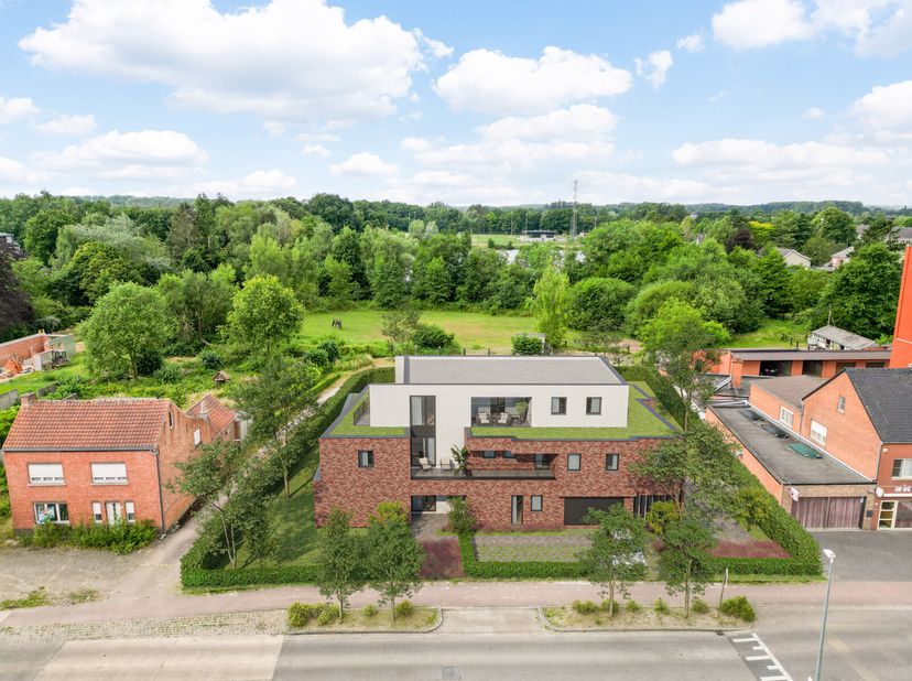 Projectgrond met vergunning voor 7 appartementen. Gelegen in het centrum van Ramsel. Het perceel beschikt over een straatbreedte van 34,78m en een die