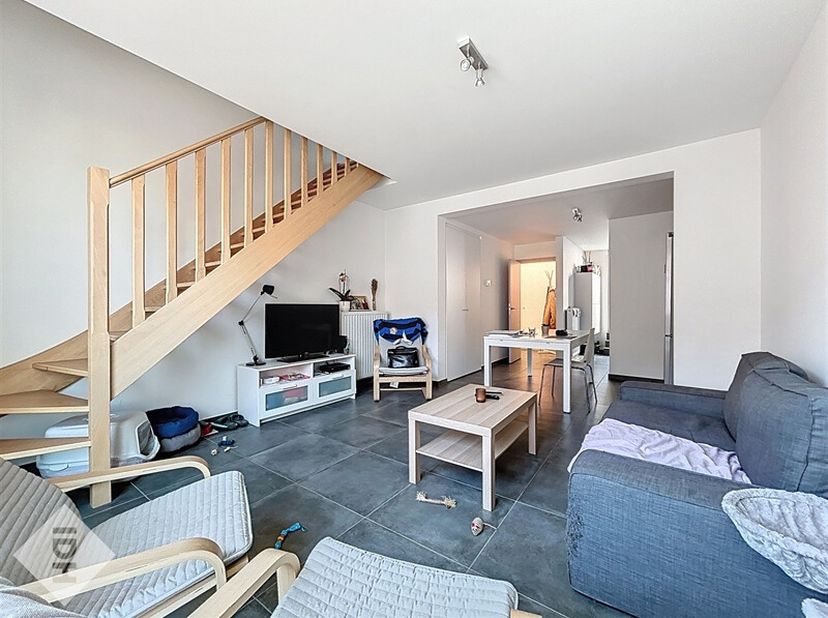 Dans le centre de Dottignies, découvrez ce superbe duplex de construction récente, disponible le 1er juillet 2025. Le bien est composé comme suit :&lt;br