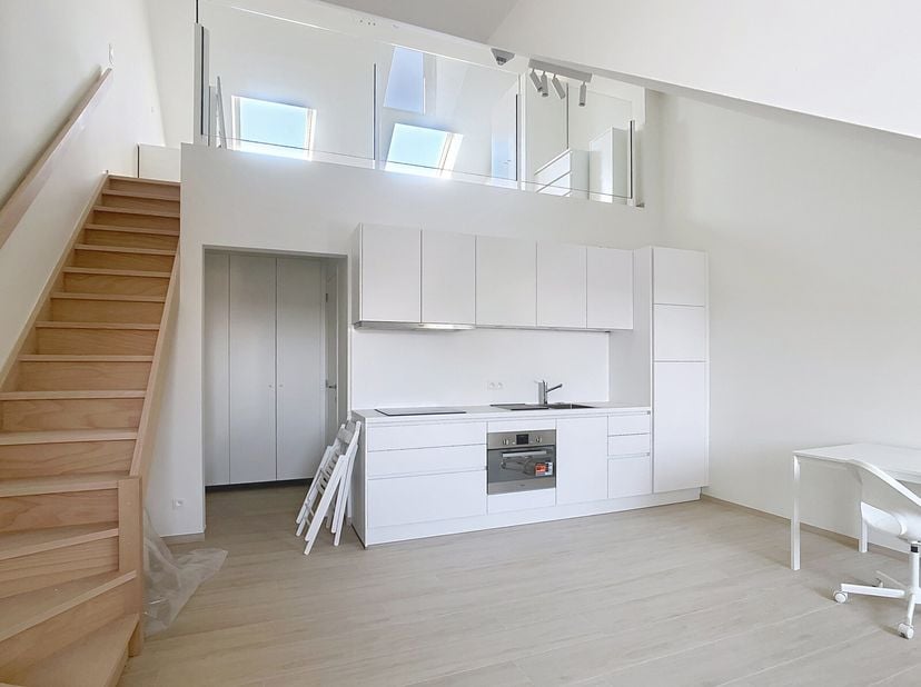 In het hartje van Leuven, in de mooiste straat van het centrum, bevindt zich deze prachtige studio in een karaktervol gebouw dat volledig gerenoveerd