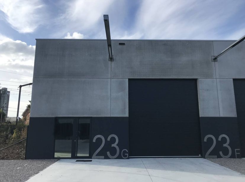 Entrepôt récent (entrepôt) d&#039;environ 98 m² situé sur le canal à Roeselare. &lt;br /&gt;
Spécifications de l&#039;entrepôt:&lt;br /&gt;
- lucarne &lt;br /&gt;
- sol en polybé