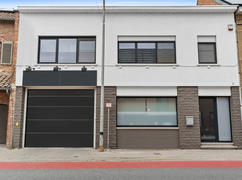 Ben je op zoek naar een ruime woning in combinatie met een grote ruime opslagruimte of zelfs een handelspand? Dan kan je in het hart van het gezellige