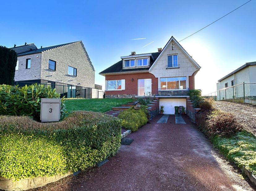 Ontdek deze charmante, vrijstaande woning op de Tervuursesteenweg in het groene en rustige Bertem op wandelafstand van de lokale slager en bakker, win