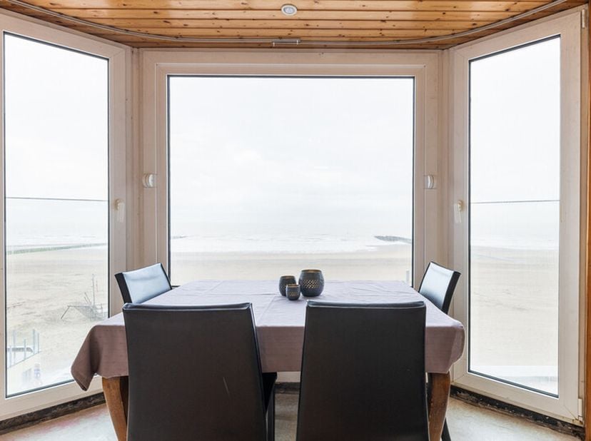 Wenduine: Op te frissen appartement te koop op de zeedijkGeniet van een schitterende ligging op de prachtige zeedijk van Wenduine in dit unieke appart