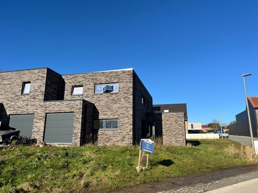 Deze nieuwbouw is gelegen langsheen de Driesstraat in hartje Huise.&lt;br /&gt;
Op het gelijkvloers tref je de inkomhal met gastentoilet, bureauruimte, leef