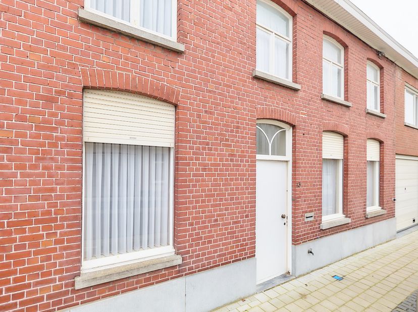 Stap binnen in deze bijzondere eigendom en ontdek een stukje geschiedenis verpakt in een majestueuze woning met heuse herenhuis allures. De hoge plafo