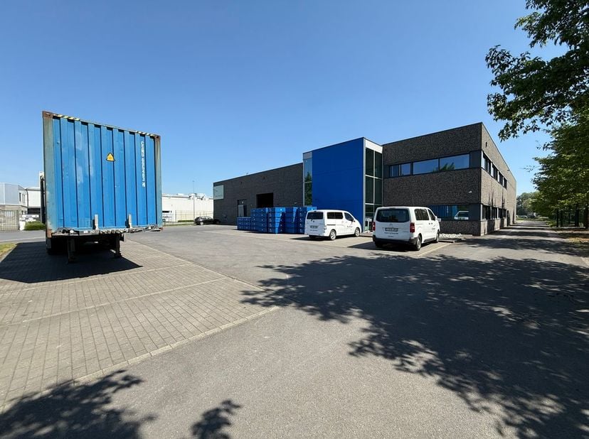 Deze instapklare bedrijfsruimte bestaat uit kantoren van 589 m², in combinatie met een magazijn van 1.345 m² en een buitenterrein van ca. 3.000 m².&lt;br