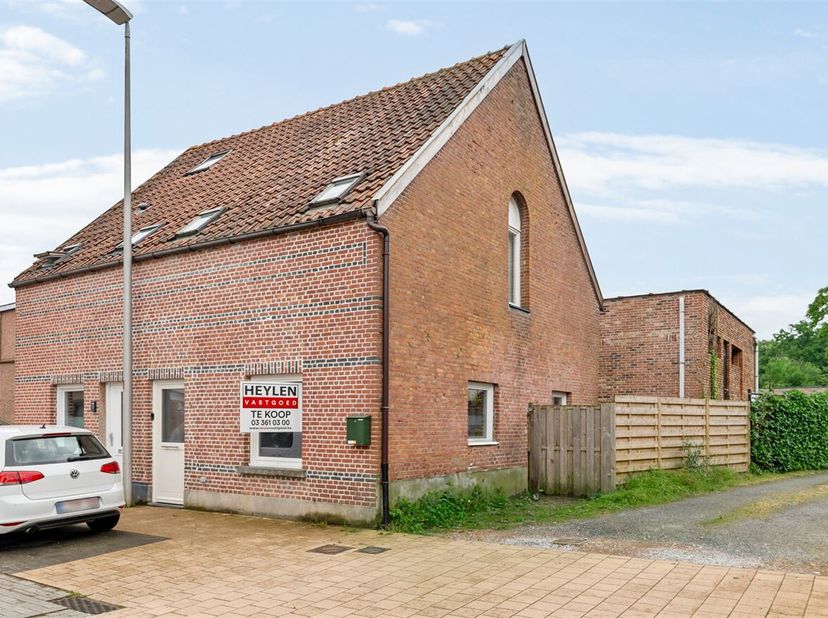 Centraal gelegen instapklare woning met 3 slaapkamers in het centrum van Essen! &lt;br /&gt;
RICHTPRIJS: 229.000 euro&lt;br /&gt;
Indeling: &lt;br /&gt;
Gelijkvloers: i