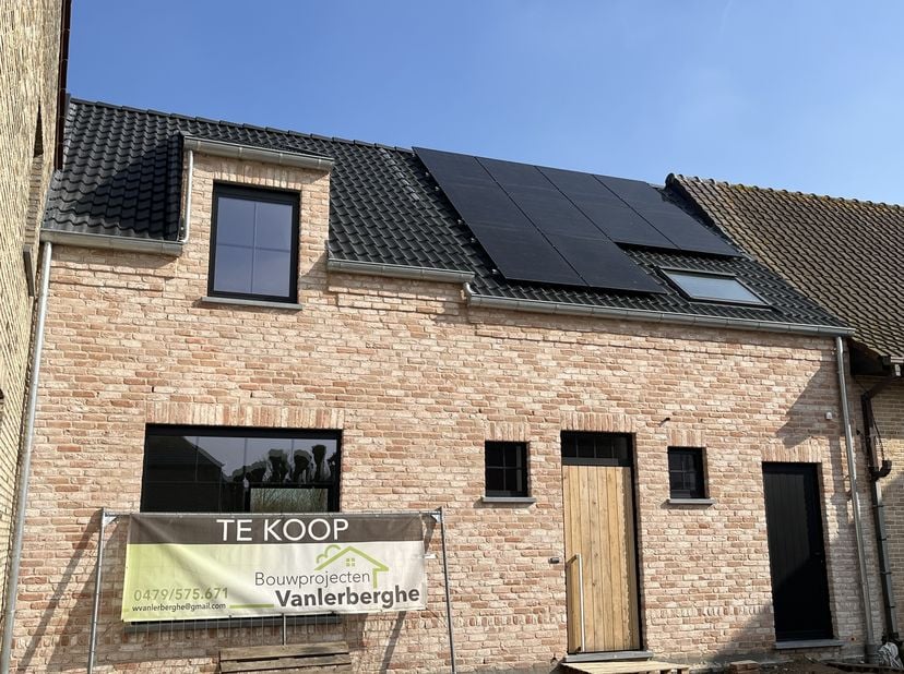 Deze nieuwbouwwoning is gelegen in het centrum van het pittoreske Izenberge, recht tegenover de kerk.&lt;br /&gt;
Izenberge ligt op 15 minuten van de markt
