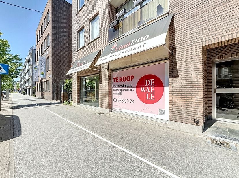 La disposition du rez-de-chaussée commercial de Brasschaat est la suivante:&lt;br /&gt;
- Entrée sur le côté droit du bâtiment, la façade avant peut être en