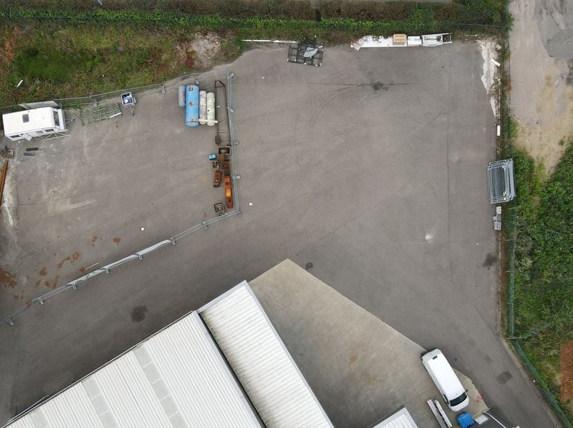 Op zoek naar een veilige en ruime parkeer- of opslagplaats? Dit afgesloten terrein van 1100m² is ideaal voor het stallen van voertuigen, vrachtwagens,