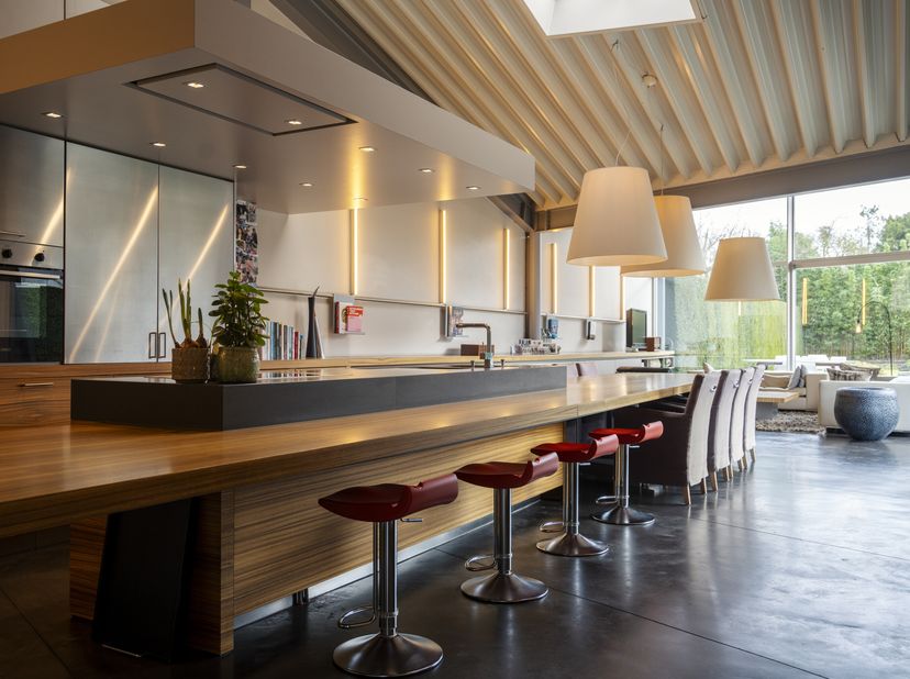 Deze designwoning van architect Annemie Demeulemeester geniet van 3 kamers, lichtrijke leefruimte met zicht op de prachtige tuin met zwemvijver en ter