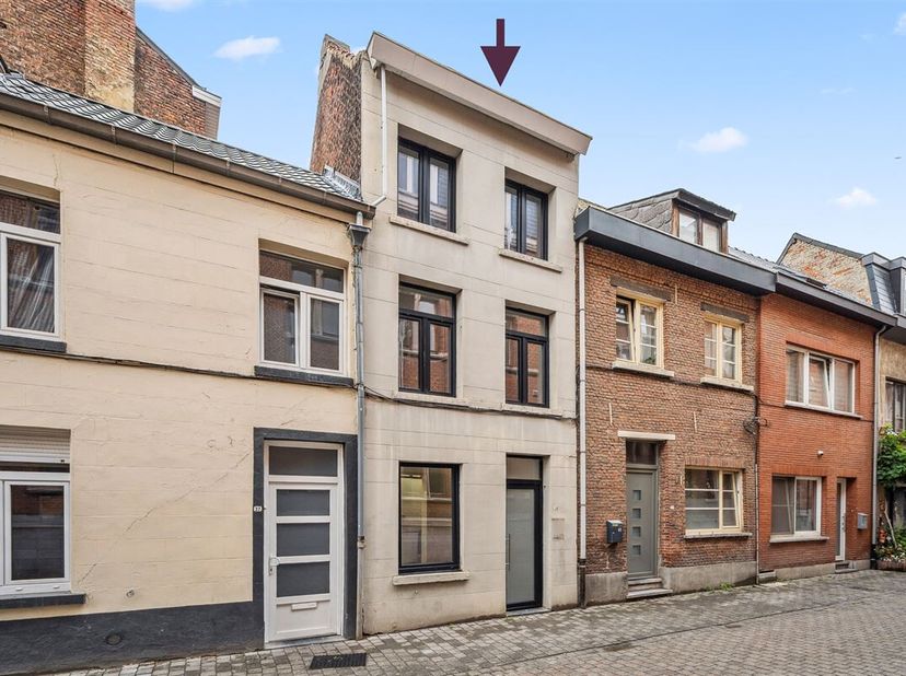 Les techniques, la toiture et les finitions de cette maison ont besoin d&#039;être rénovées. Les fenêtres en PVC (Aliplast) de la façade cimentée sont équi