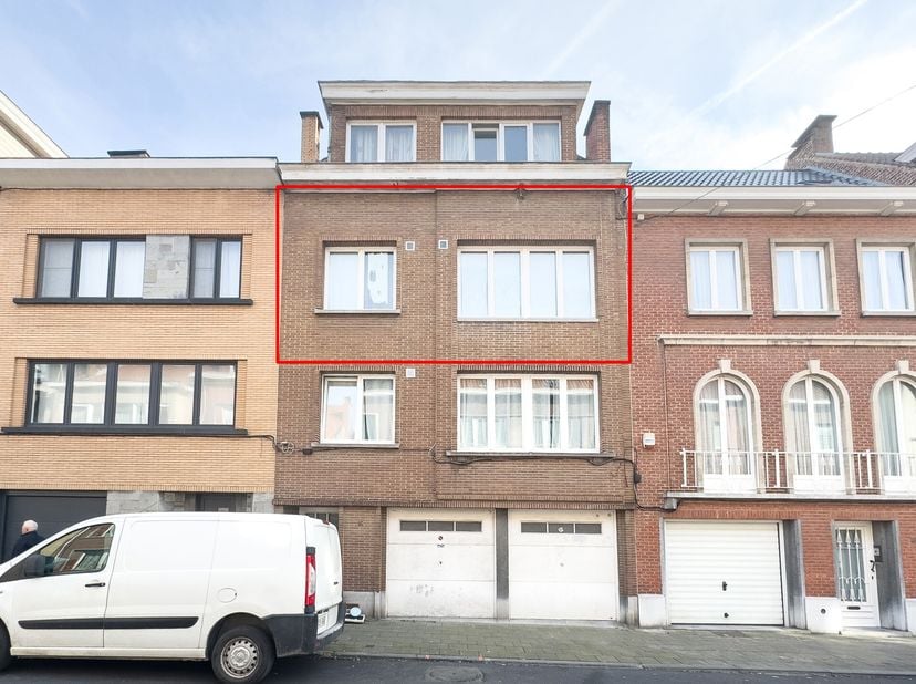 A deux pas de la place de la Beauté, dans quartier résidentiel recherché , TRIANON INVEST vous propose cet appartement 2 chambres avec terrasse situé
