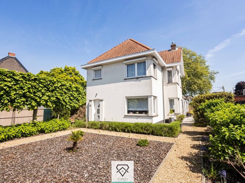 Op zoek naar een instapklare gezinswoning met drie slaapkamers op een hoekperceel? Deze vrijstaande woning op een perceel van 360 m², gelegen op de ho