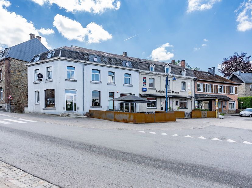 Gemengd gebouw met hoog verhuurpotentieel - Strategisch gelegen in Nassogne (Famenne), een populair toeristisch dorpje aan de poort van de Belgische A