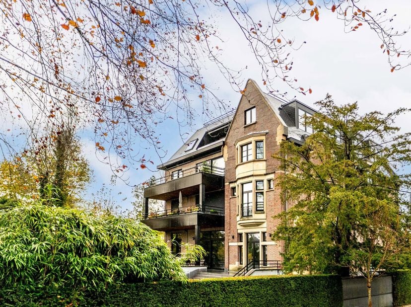 Dans le quartier des Trois Couleurs, lumineux penthouse de ± 206m² bruts (selon PEB) avec terrasses dans une petite copropriété de 4 appartements.&lt;br
