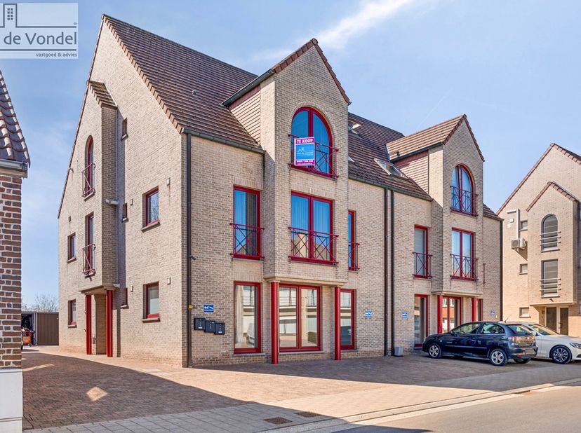 In het groene en landelijke Haaltert vind je dit energiezuinige ( EPC B) en 100% instapklare duplex-appartement mét garage! Het appartement is gelegen