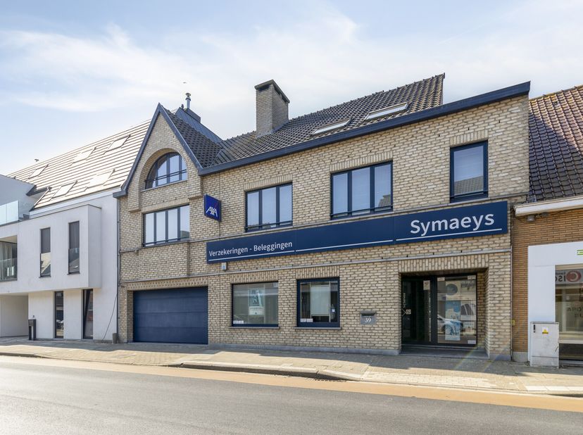 Ontdek deze unieke opportuniteit: een ruim handelspand met woonst gelegen in het bruisende hart van Eernegem. Dit voormalige bankkantoor biedt een sch