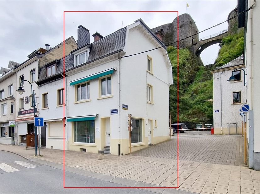 Gebouw met handelspand op gelijkvloers en privaat gedeelte op de verdiepingen, ligt langs de Semois, aan de voet van het kasteel van Bouillon. &lt;br /&gt;
