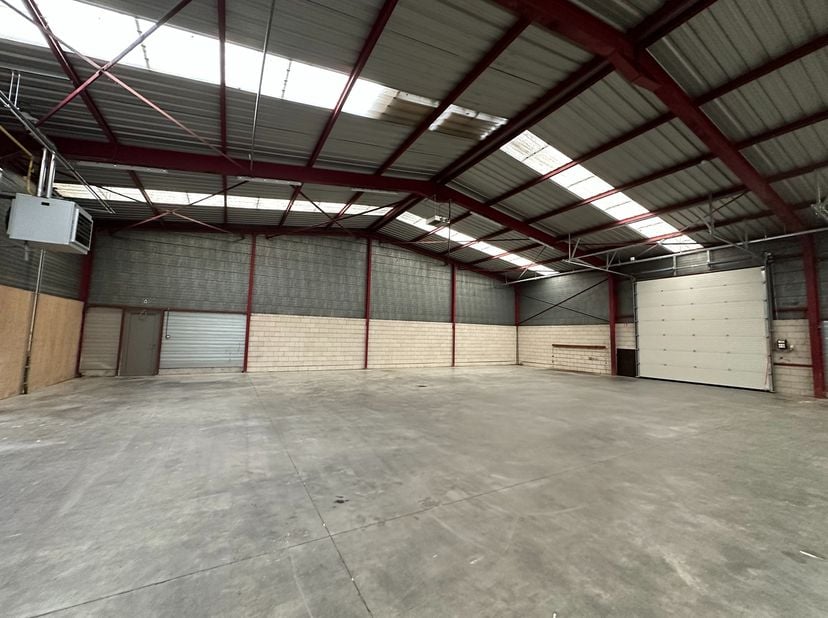 Bedrijfsruimte of opslagmagazijn 253m², zeer goed gelegen in KMO zone Het Dorlik, vlakbij de op- en afrit N°29 van de E 313. De hal is voorzien van ee