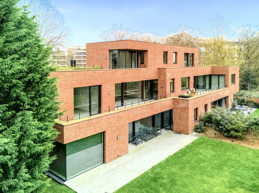 In de zeer gewilde wijk Observatoire, in een prachtige nieuwe residentie ontworpen door architect Corbiau (2020), biedt dit prachtige penthouse een vl