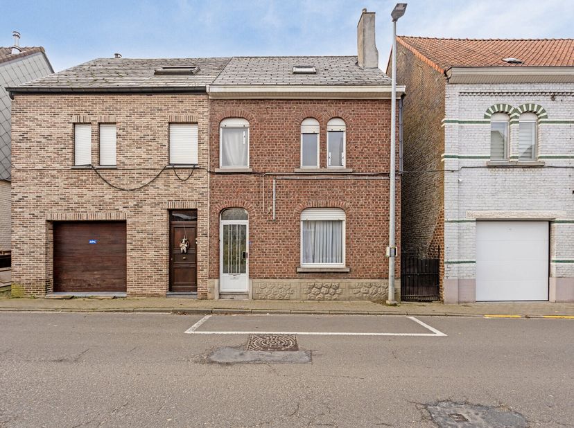 Maison bien située et à rénover à Hekelgem. La propriété se trouve à distance de marche de plusieurs magasins, des transports publics, des écoles et d