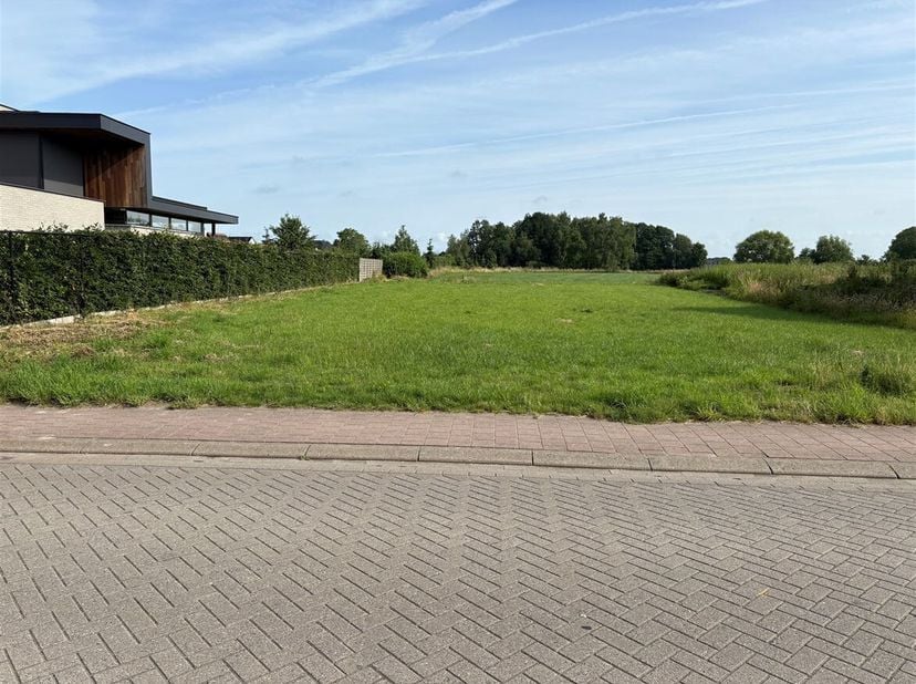 Bouwgrond Open Bebouwing met een breedte van 16 meter ( totale oppervlakte: 848 m²) &lt;br /&gt;
Bouwperceel heeft een maximale diepte van 17 meter ( breedt