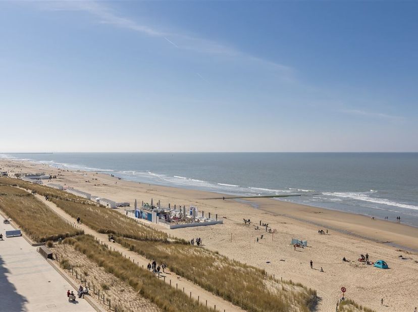 Studio unique prêt à emménager avec coin nuit avec belle vue mer et terrasse, à Westende. Situé au 6ème étage : composé d&#039;un hall d&#039;entrée, séjour ave