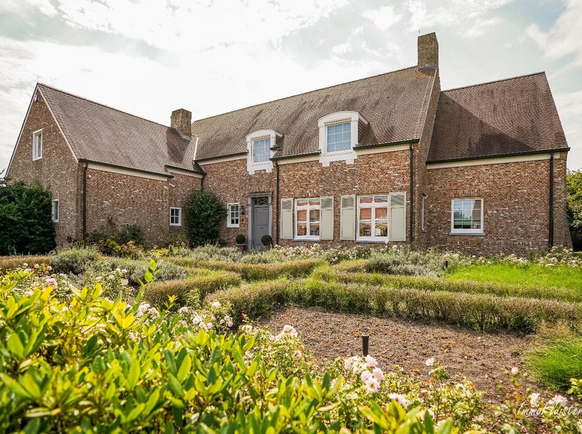 Cette magnifique villa a été construite en 2001 et conçue par le célèbre architecte Michel Rutten. Son emplacement est idéal, dans une rue calme, à pr