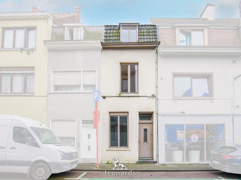 - Gelegen in centrum Kortrijk&lt;br /&gt;
- Gelijkvloers: lichtrijke leefruimte met aanpalend de geïnstalleerde keuken. Achteraan de keuken bevindt zich de