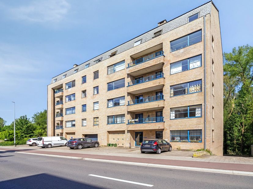 Dit appartement, gelegen aan de Kesseldallaan vlak bij de autostrade, biedt een uitstekende locatie voor wie waarde hecht aan een snelle verbinding.&lt;b