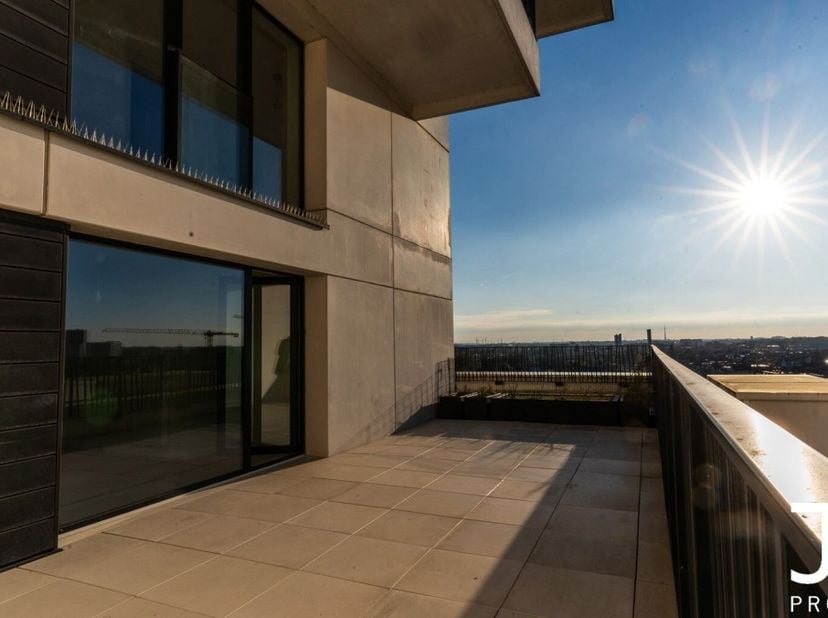 J&amp;J Properties vous présente ce magnifique appartement duplex situé au 13ème étage d&#039;une immeuble de 2020, offrant plus de 93,10m² habitables et une t